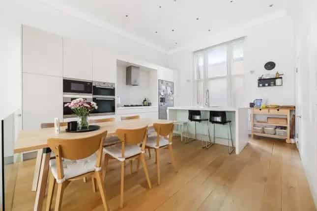 Flat for sale in Palace Court, London W2