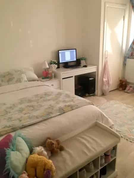 Spacious 2-Bedroom Top Floor Flat Near Amenities