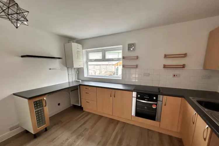 Two Double Bedroom Flat with Modern Kitchen and Parking