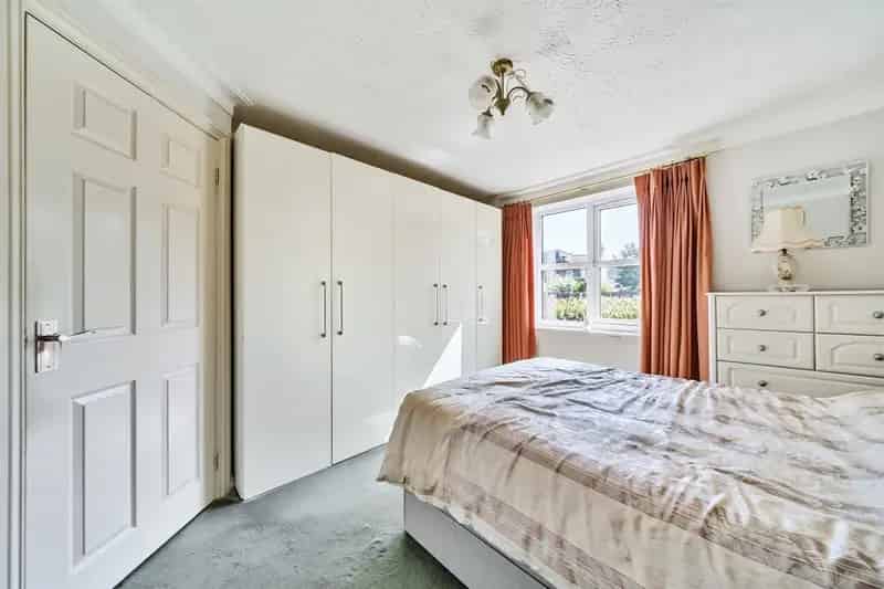 Two Bedroom Ground Floor Flat Chain Free Near Gordon Hill Station