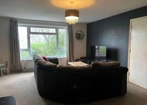 Beautiful 2-Bedroom Flat Near Amenities