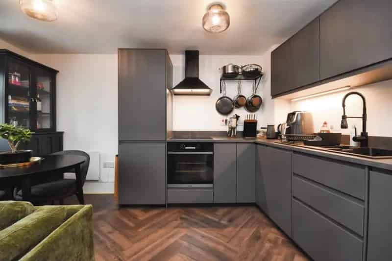 2 Bed Apartment Near Amenities and Transport Links