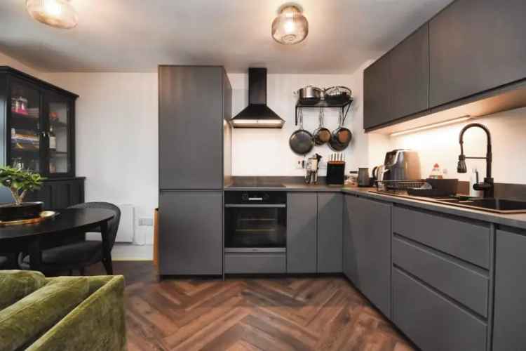 2 Bed Apartment Near Amenities and Transport Links
