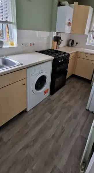 1 Bedroom Ground Floor Flat - Freshly Decorated with Parking