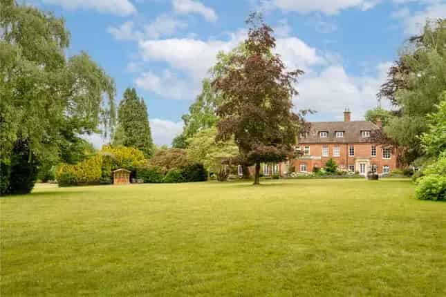4 Bedroom Grade II Listed Family Home Totteridge Park London
