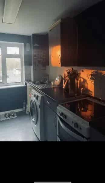 Spacious 1-Bedroom Flat West Wickham Near Shops and Station