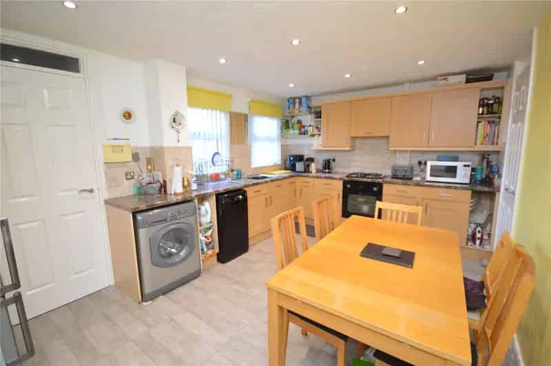 3 Bedroom Terrace House Near M62 M1 Motorways