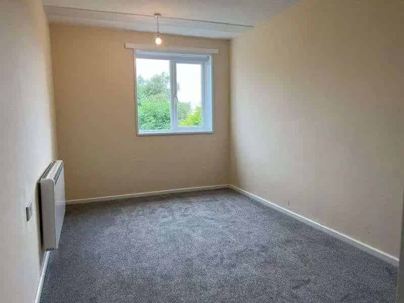 1 Bed Flat for Sale No Chain Top Floor Redecorated