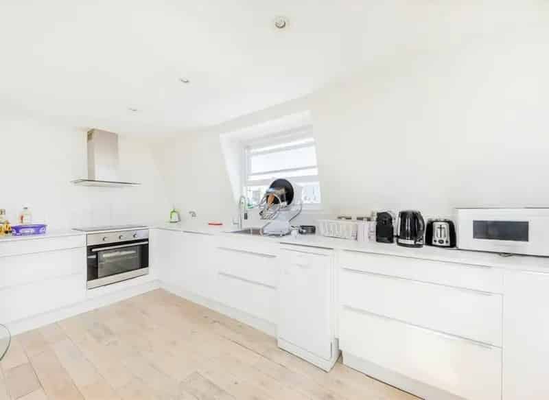 Spacious Putney Apartment with Roof Terrace and Long Lease