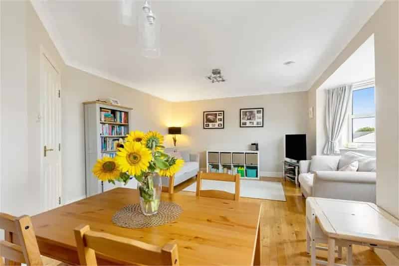 2 Bed Flat - Top Floor with 1 Reception Room