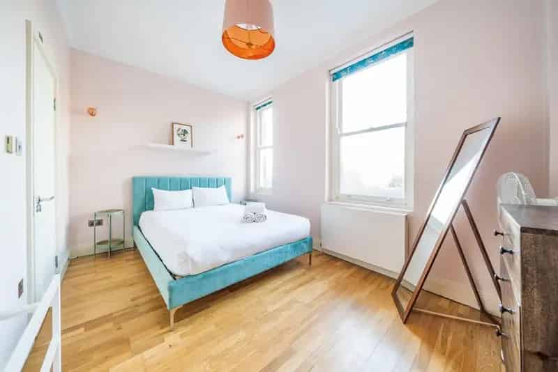 2-Bedroom Apartment Chiswick High Road - No Chain