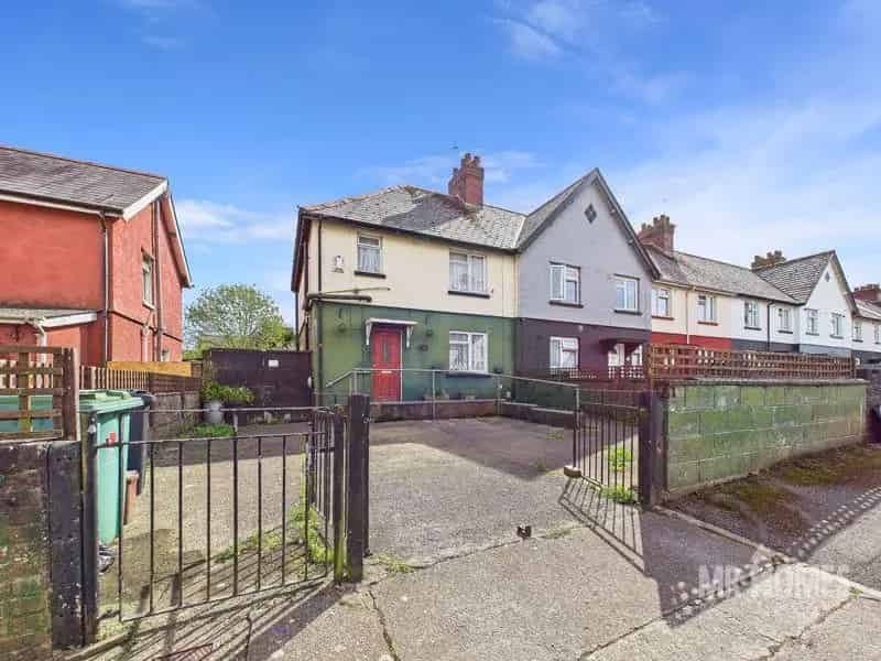 3 Bedroom End Terrace House for Sale