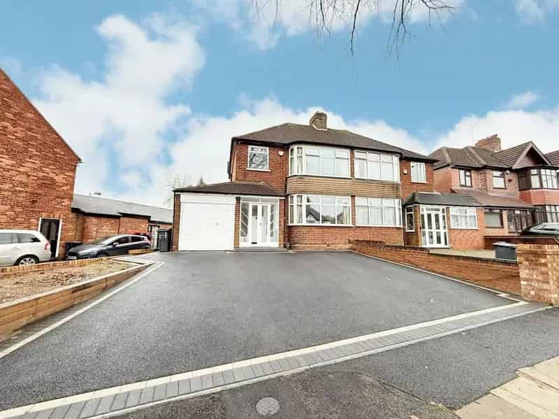 3 bedroom semi-detached house for sale