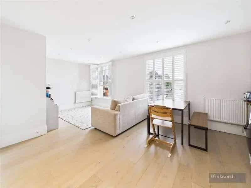 2 bed flat for sale