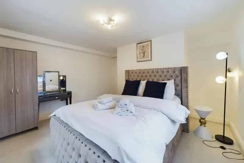 Woolwich Two-Bedroom Apartment near Elizabeth Line