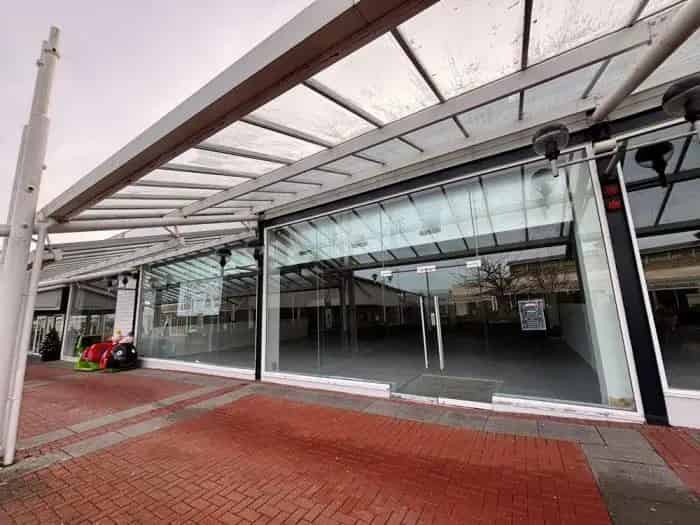 Retail Space for Lease in Thriving Shopping Center