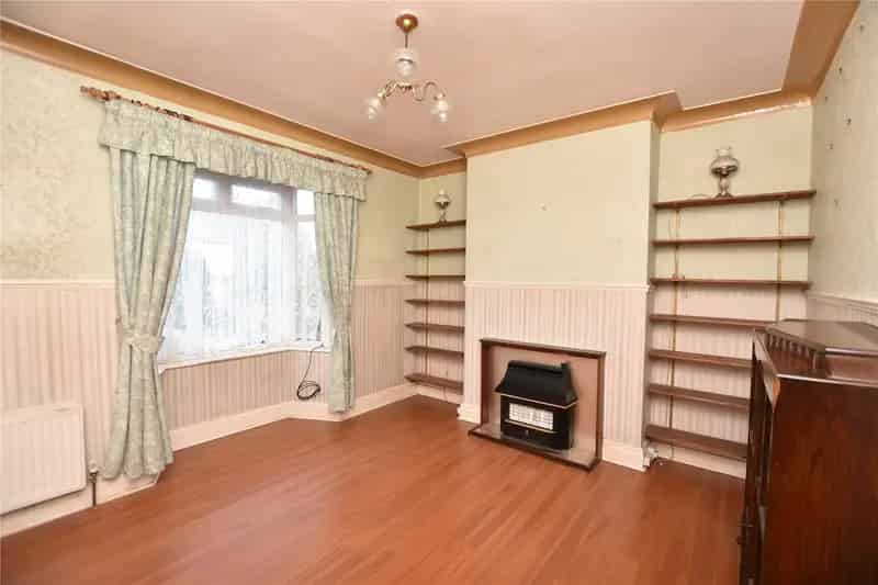 Three Bedroom Semi Detached House Horsforth