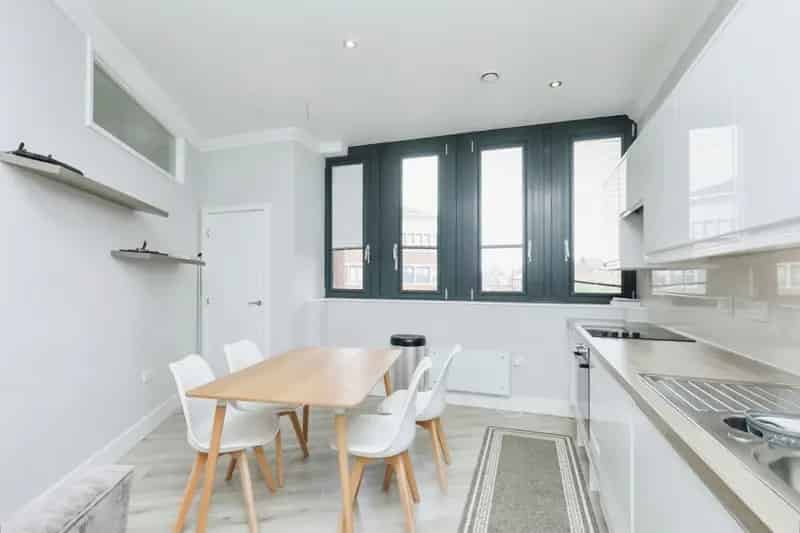 Luxury Two-Bedroom Apartment with Concierge and Parking