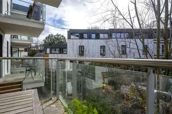 2 Bed 2 Bath Modern Flat with South Facing Balcony