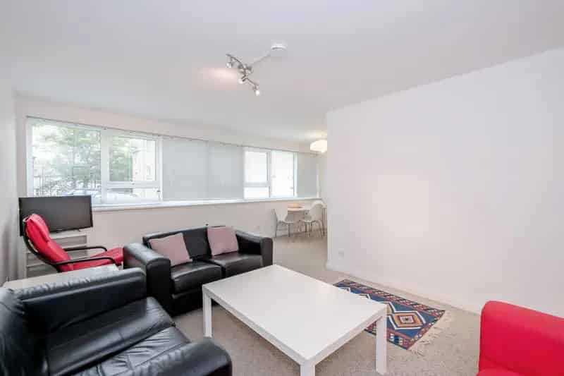 Spacious Ground Floor Flat near Union Street Aberdeen