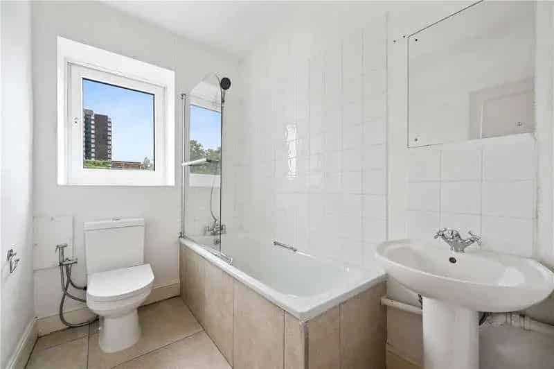 1 Bed Flat for Sale Top Floor Apartment 591 sq ft