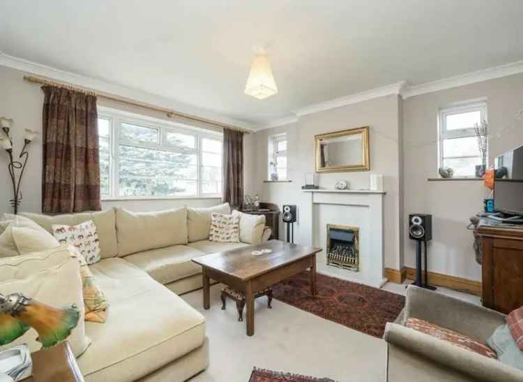 Three Bedroom Maisonette near Hanwell Station - Share of Freehold