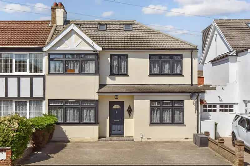4 Bedroom Family Home Town Centre Location