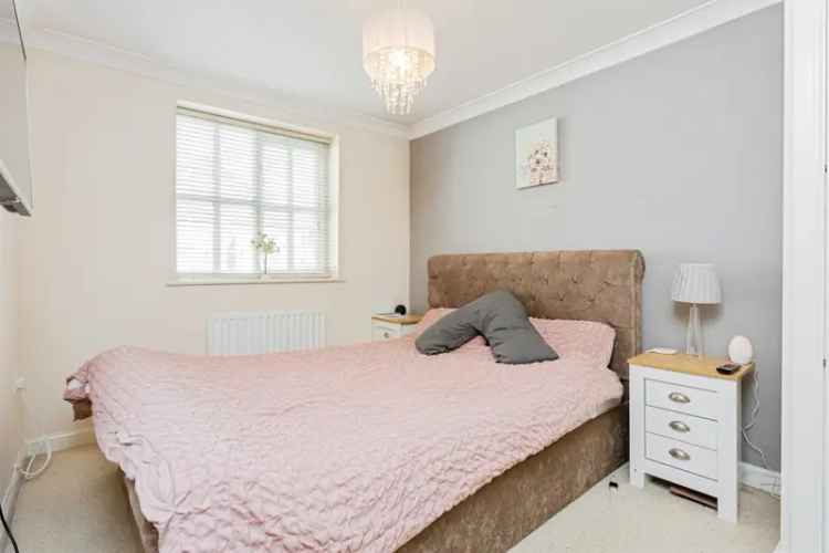 First Floor Flat with Two Bedrooms and Garage in Bolnore Village