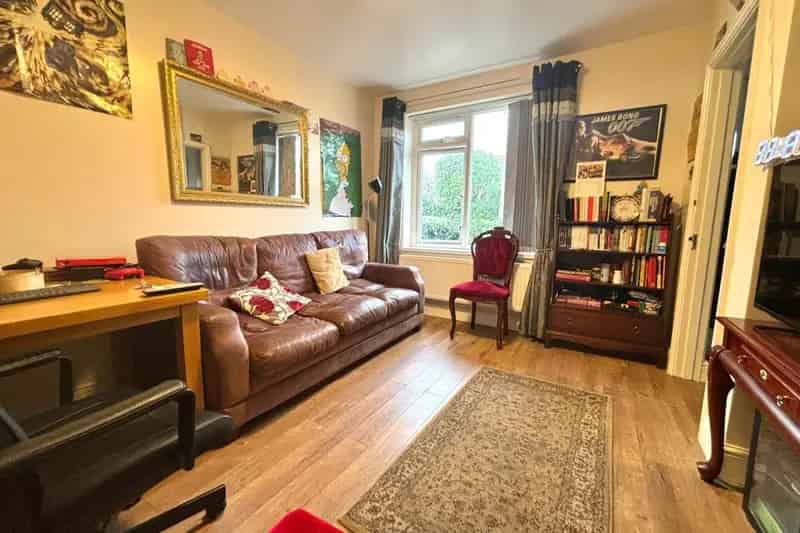 Four Bedroom House with Garden and Off Road Parking
