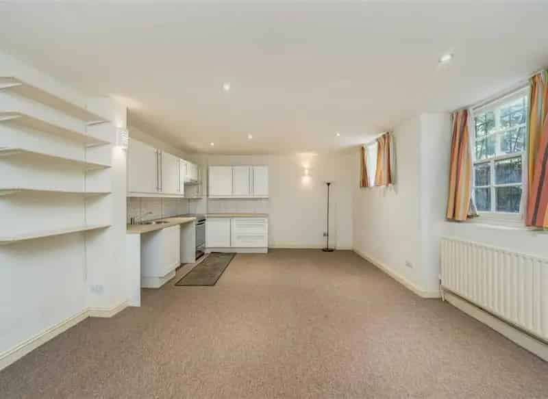 One Bedroom Apartment in Conservation Area with Parking