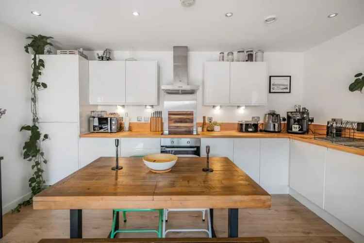 Spacious Oval Quarter Apartment with Private Balcony and Picturesque Views