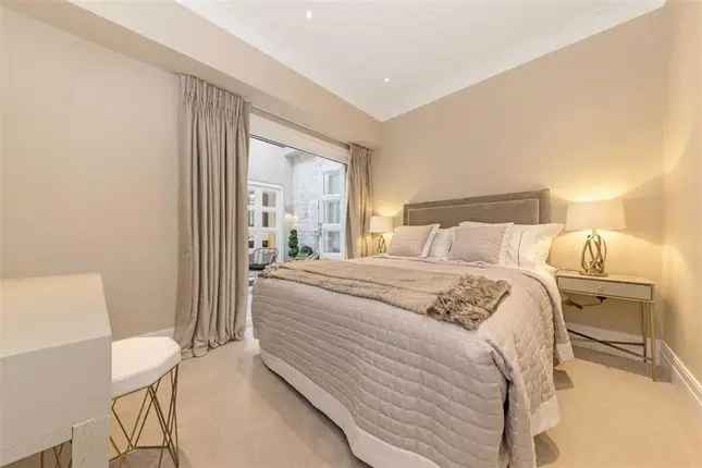 Spacious 3-Bedroom Flat for Rent on London's Strand