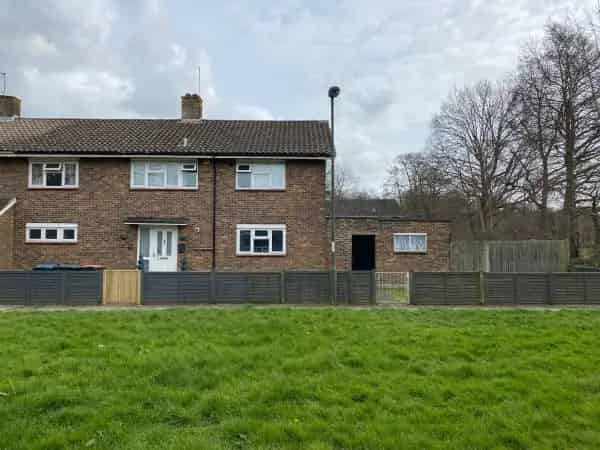 5_6 Bedroom Semi Detached House Large Garden Near Schools Shops