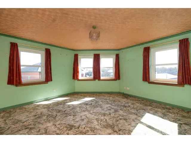3 Bedroom Flat for Sale Near Racecourse