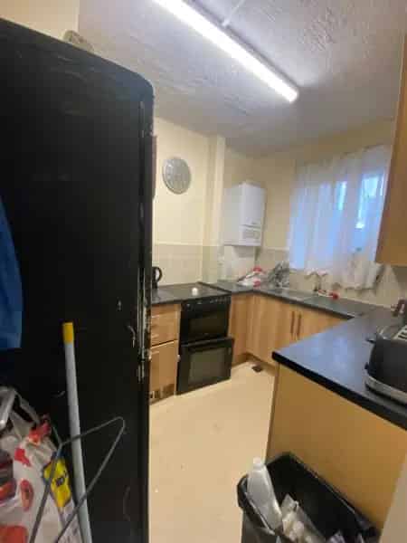 2 Bedroom Flat 3rd Floor