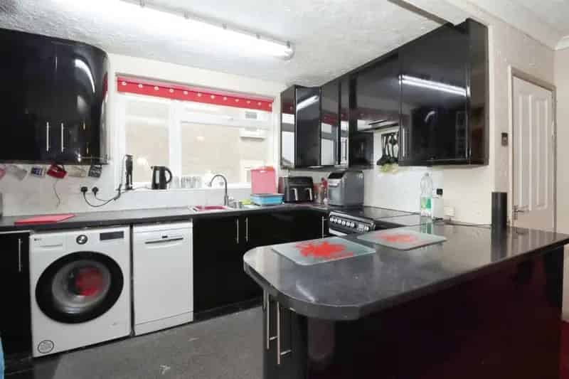 5 Bedroom Family Home with Garage and Garden