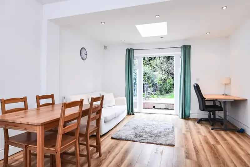 3-Bedroom 2-Bathroom Flat with Private Garden Near Kilburn Park and West Hampstead