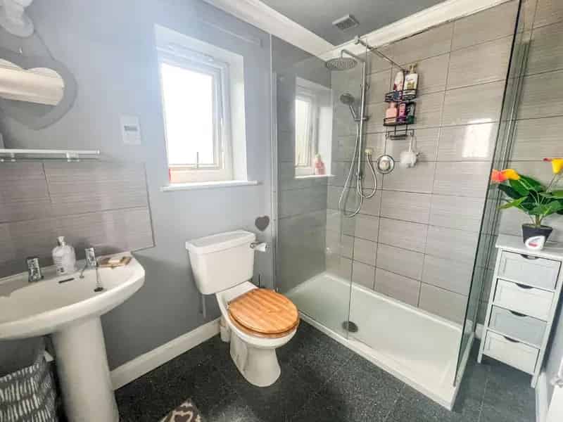 4 bed house for sale