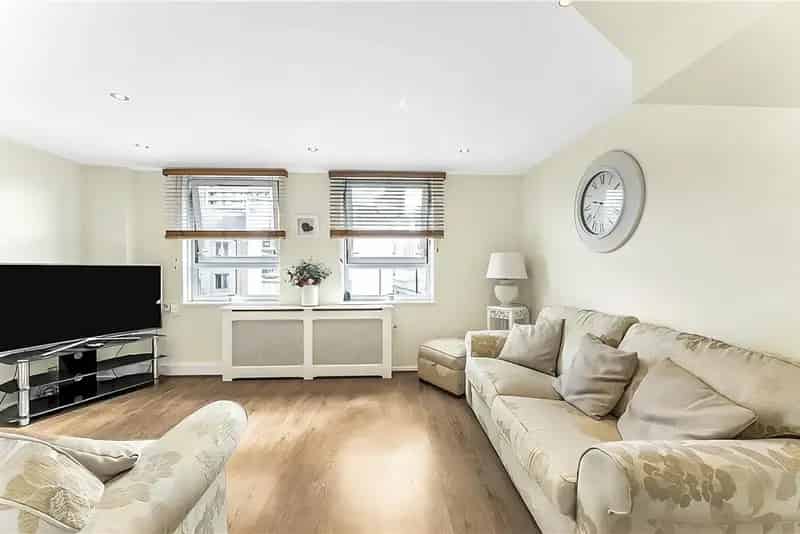 Spacious 3-Bedroom Split Level Flat Near Angel