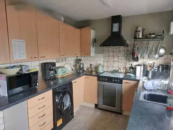 4 Double Bedroom Semi-Detached House Near Schools and Amenities