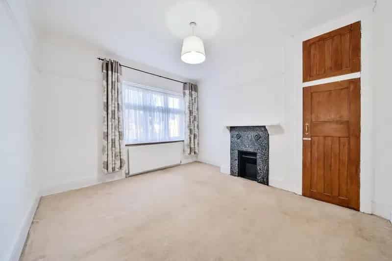3 Bedroom 1930s Family Home Near Amenities