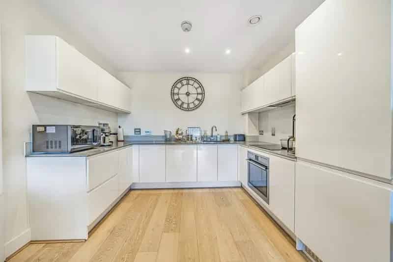Ravenscourt Park 1 Bedroom Apartment with Balcony