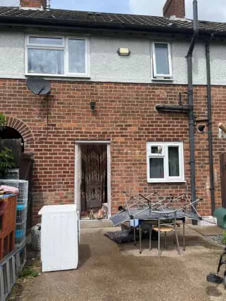 2 Bedroom Terraced House Near Shops and Schools