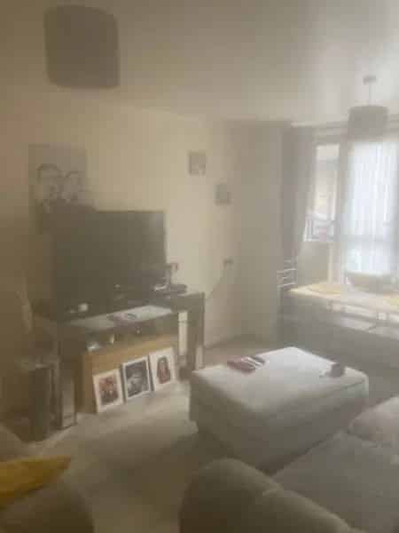 Two Bedroom Flat Near Croydon and London