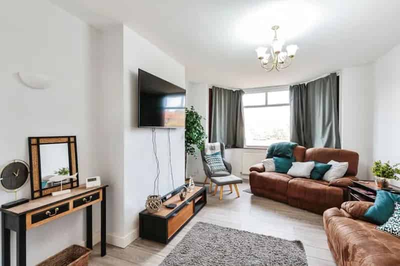 6 Bedroom Semi Detached House with 2 Bed Annexe