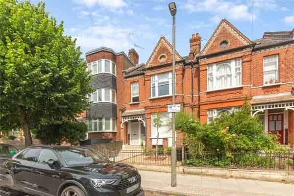 3-Bedroom Flat in Nightingale Triangle Clapham Wandsworth