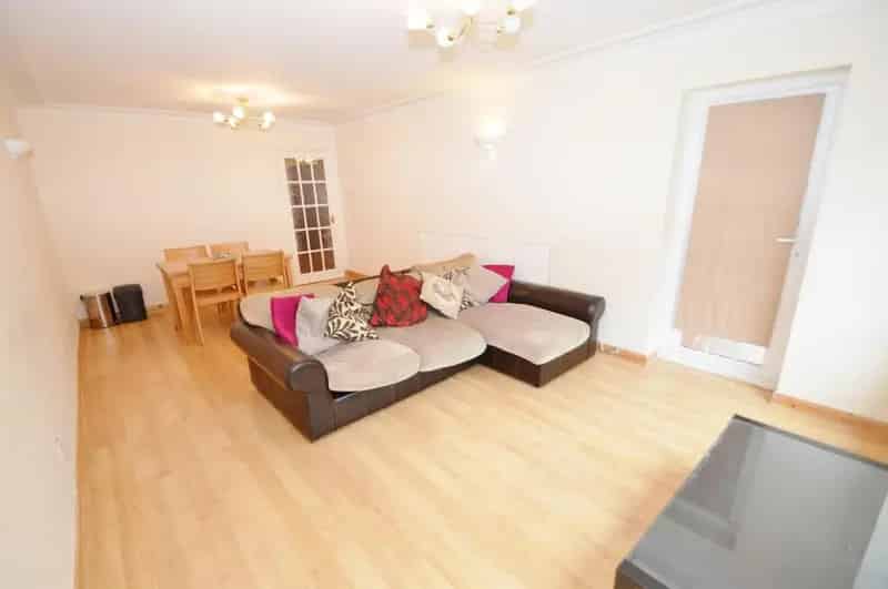 2 bedroom flat