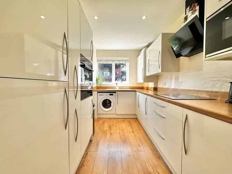2 Bed Flat for Sale Near J24 M4