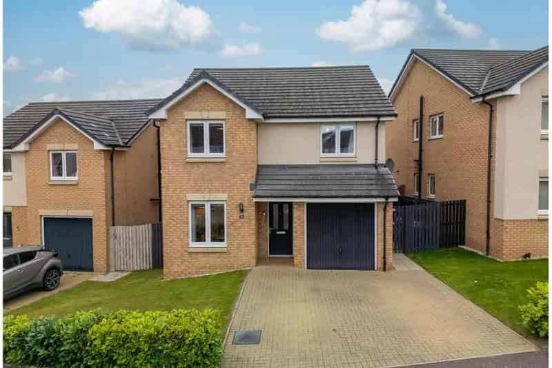 4 Bed House - Detached with 2 Reception Rooms