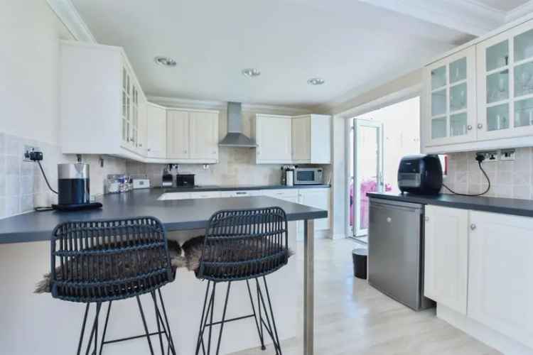 4 Bed Family Home with Conservatory and Landscaped Garden